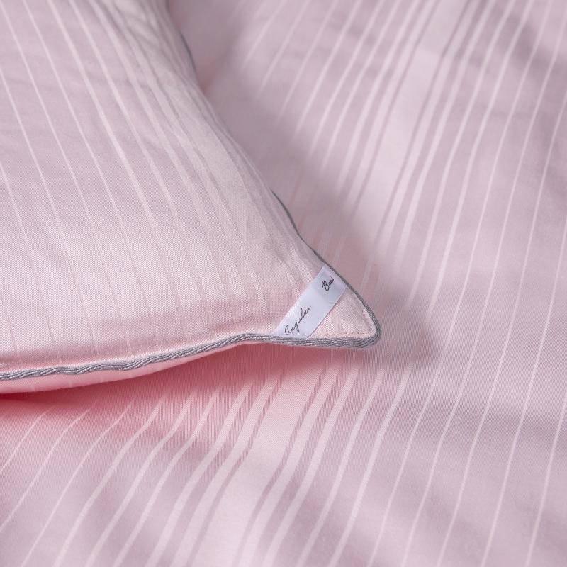 Quilt Blend Comforter Feels Warm