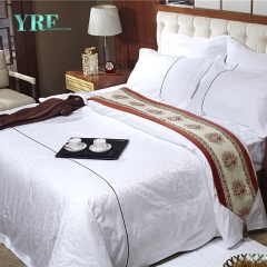 luxuriöses Schlafzimmer weiße Bettdecke König