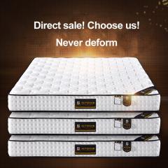 Einzelmatratze im Hotelzimmer