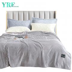 Weiche Plüschdecke aus dunkelrotem und weißem Fleece