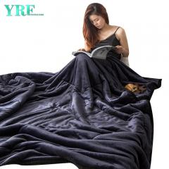 Kuschelige Kunstpelzdecke im modernen Design