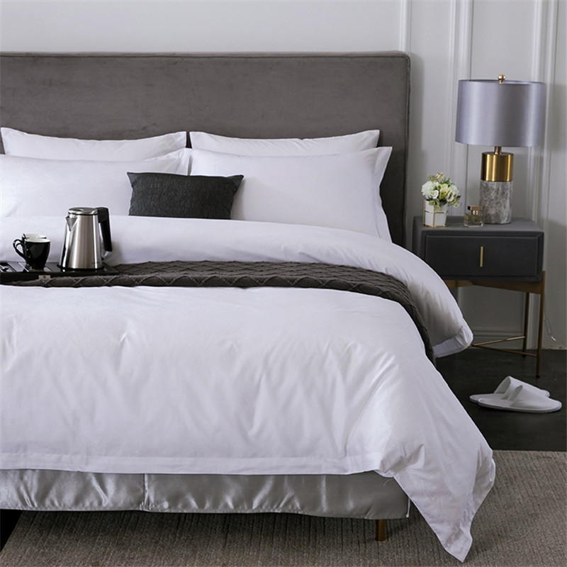 Auf der Hotelbettwäsche ist Blut. Wie kann ich es sofort waschen?